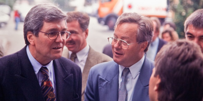 Umweltminister Harald B. Schäfer (links) und Landrat Siegfried Tann bei der Eröffnung des Naturschutzzentrums im September 1994